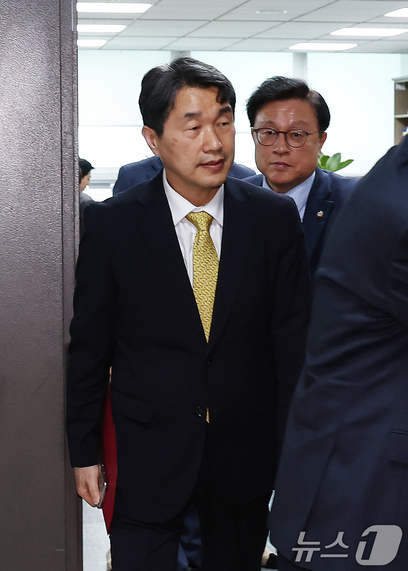 (서울=뉴스1) 김민지 기자 = 이주호 사회부총리 겸 교육부 장관이 6일 오후 서울 여의도 국회 의원회관에서 권성동 국민의힘 원내대표 등 원내지도부와 2026학년도 의대 정원 관련 …