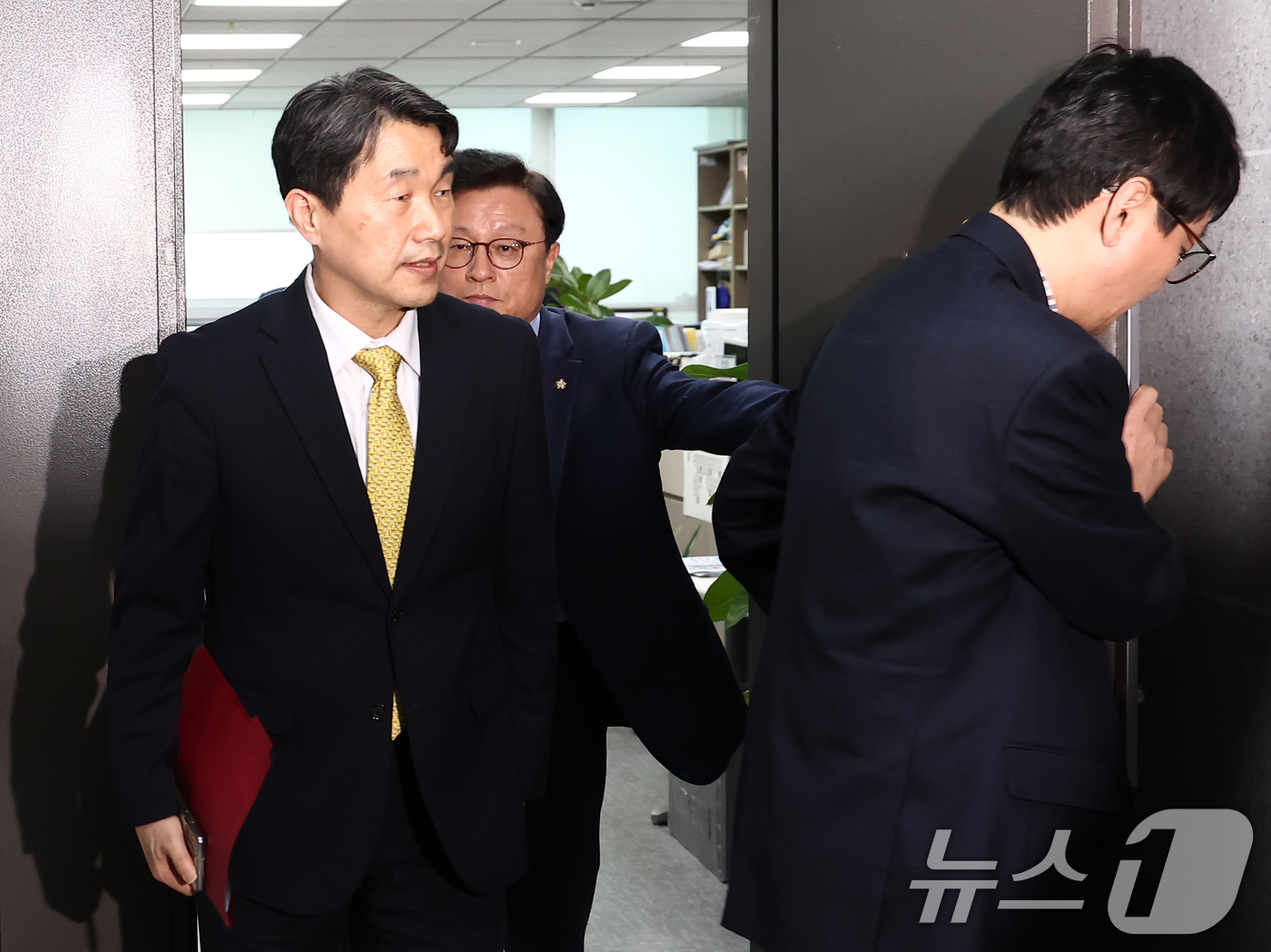 (서울=뉴스1) 김민지 기자 = 이주호 사회부총리 겸 교육부 장관이 6일 오후 서울 여의도 국회 의원회관에서 권성동 국민의힘 원내대표 등 원내지도부와 2026학년도 의대 정원 관련 …