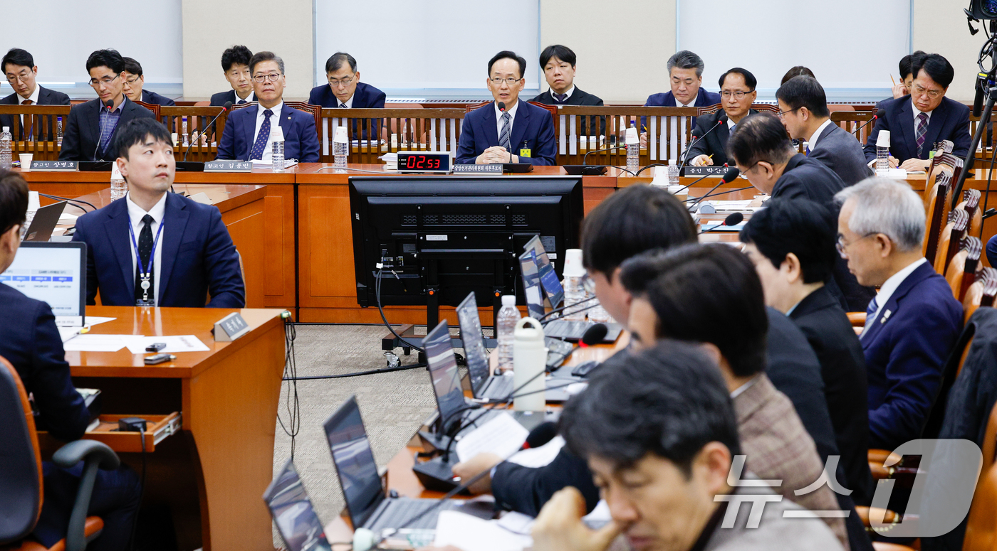 (서울=뉴스1) 안은나 기자 = 김대웅 중앙선거관리위원회 위원 후보자가 6일 오후 서울 여의도 국회 행정안전위원회에서 열린 인사청문회에 출석해 의원 질의에 답하고 있다. 왼쪽부터 …