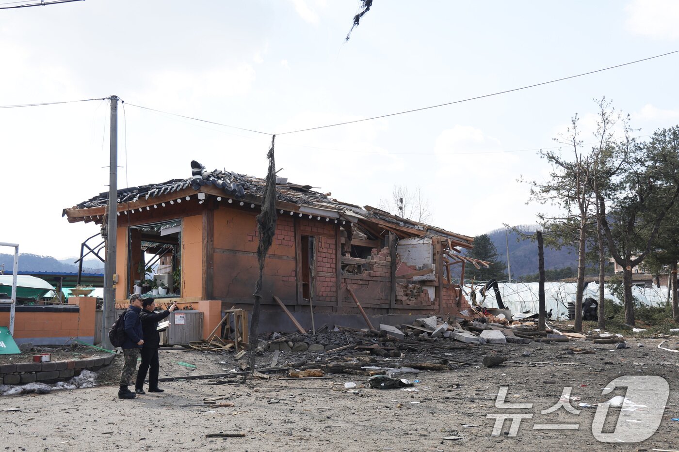 본문 이미지 - 한미 연합훈련 도중 전투기의 폭탄이 민가에 떨어지는 오폭 사고가 발생한 6일 오후 경기 포천시 이동면 노곡리 사고 현장에 잔해가 흩어져 있다. &#40;공동취재&#41; 2025.3.6/뉴스1 ⓒ News1 이동해 기자