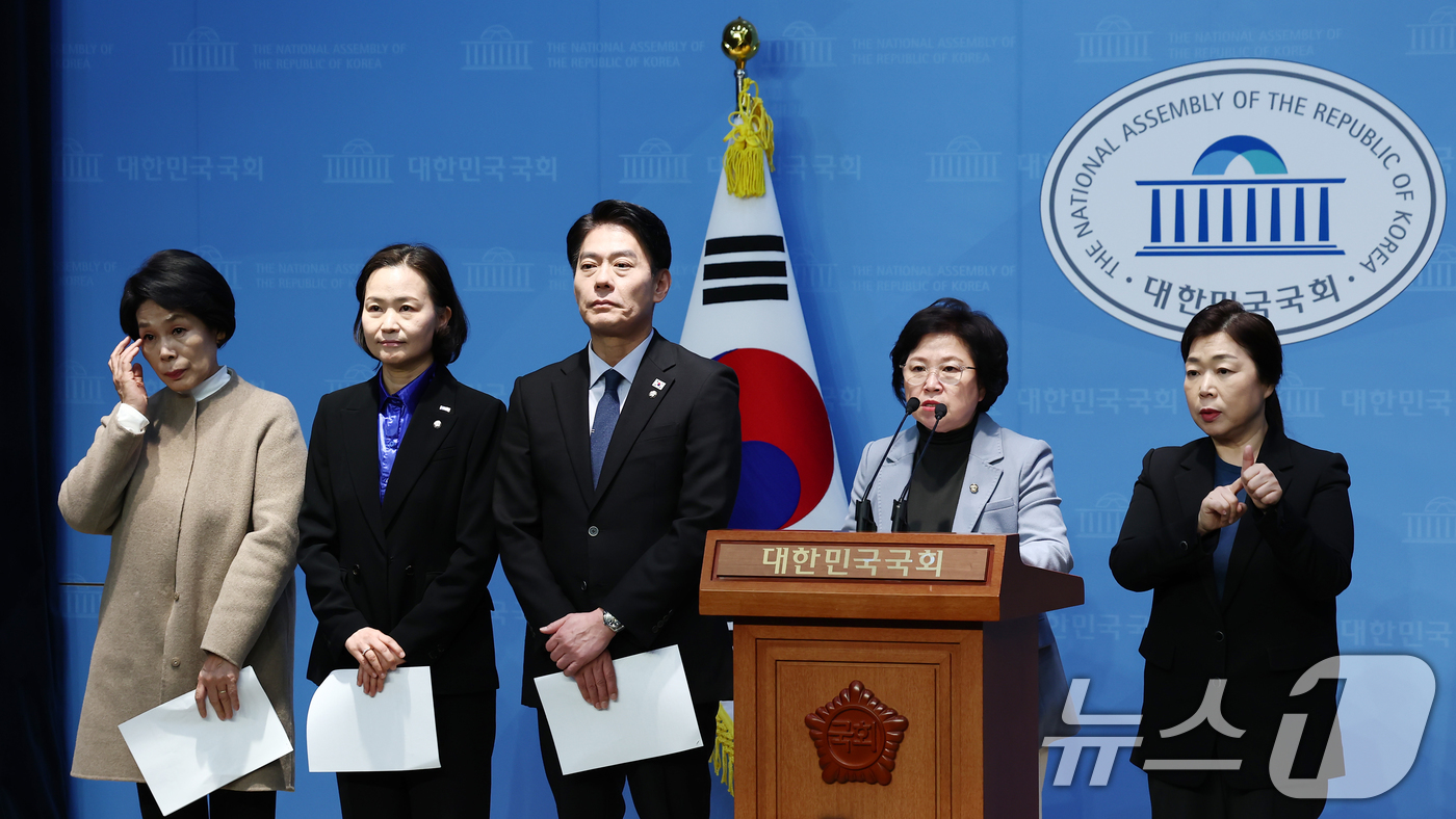 (서울=뉴스1) 김민지 기자 = 국회 과학기술정보방송통신위원회 소속 더불어민주당, 조국혁신당 의원들이 6일 오후 서울 여의도 국회 소통관에서 '민원 사주' 의혹을 받는 류희림 방송 …