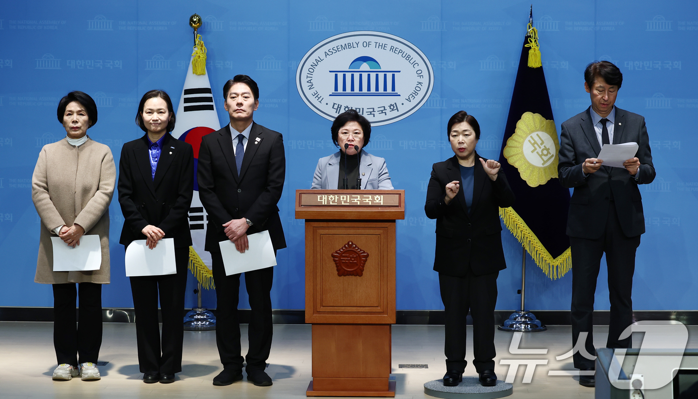 (서울=뉴스1) 김민지 기자 = 국회 과학기술정보방송통신위원회 소속 더불어민주당, 조국혁신당 의원들이 6일 오후 서울 여의도 국회 소통관에서 '민원 사주' 의혹을 받는 류희림 방송 …