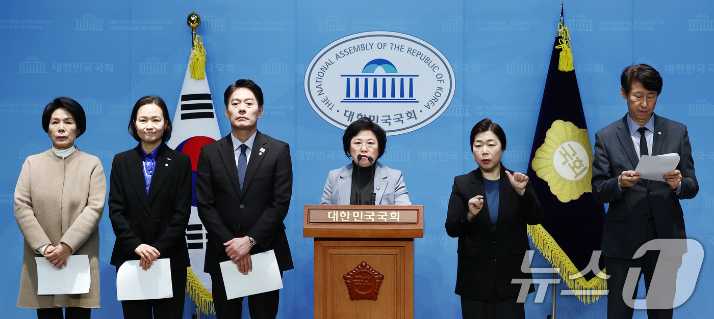 (서울=뉴스1) 김민지 기자 = 국회 과학기술정보방송통신위원회 소속 더불어민주당, 조국혁신당 의원들이 6일 오후 서울 여의도 국회 소통관에서 '민원 사주' 의혹을 받는 류희림 방송 …