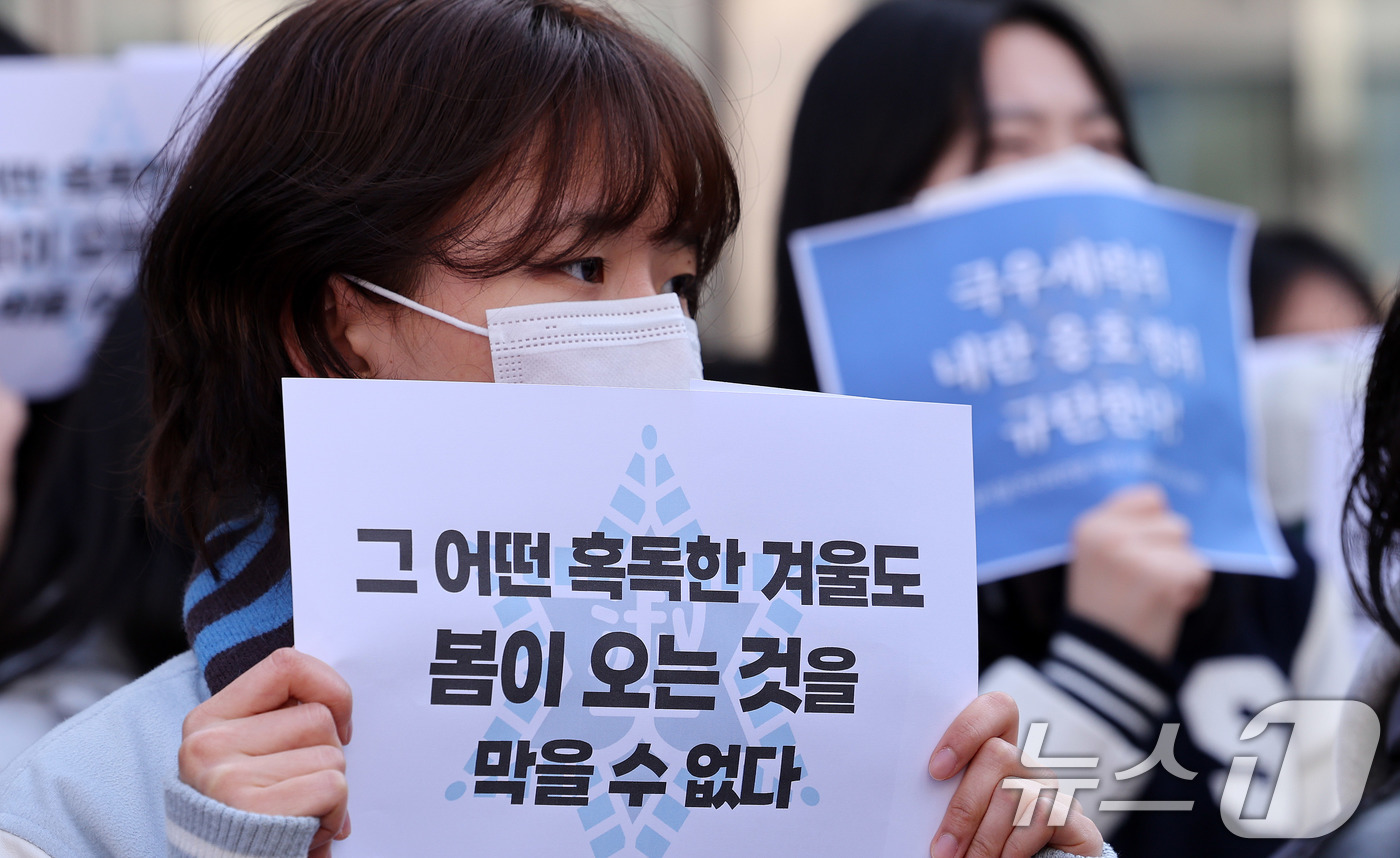 (서울=뉴스1) 박지혜 기자 = 6일 서울 용산구 숙명여자대학교 정문 앞에서 열린 윤석열 즉각 파면을 요구하는 숙명여대 1112인 2차 시국선언 기자회견에서 학생들이 구호를 외치고 …