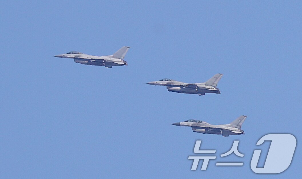 본문 이미지 - 지난 6일 오전 경기 포천시 승진훈련장에서 열린 &#39;2025년 전반기 한미연합 수도기계화보병사단&#40;수기사&#41; 통합화력 실사격 훈련&#39;에서 KF-16이 기동하고 있다. 2025.3.6/뉴스1 ⓒ News1 사진공동취재단