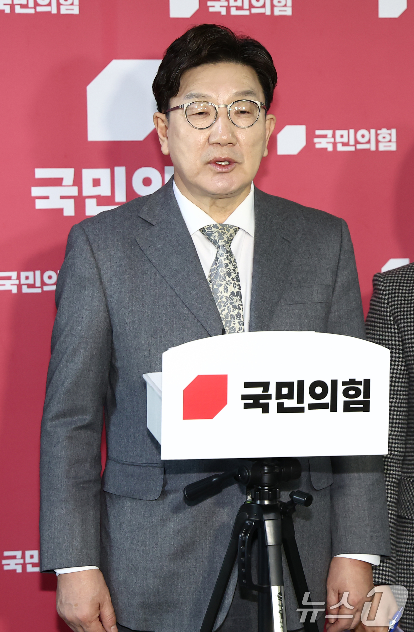 (서울=뉴스1) 김민지 기자 = 권성동 국민의힘 원내대표가 6일 오후 서울 여의도 국회에서 의료인력 수급 관련 브리핑을 하고 있다. 2025.3.6/뉴스1