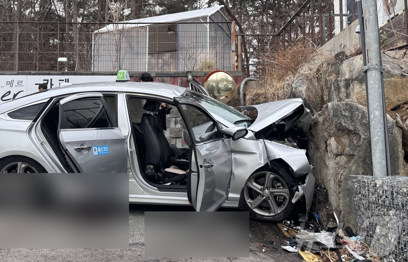 본문 이미지 - 6일 울산 울주 서생면 진하리 한 도로에서 운행 중이던 택시가 담벼락을 들이받는 단독 교통사고가 발생했다. 이 사고로 택시 운전자와 승객 등 총 3명이 숨지고, 1명이 크게 다치고 1명이 중상을 입었다.2025.3.6/뉴스1 ⓒ News1 김세은 기자