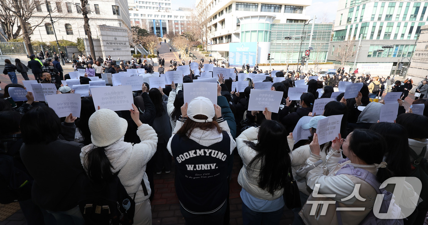 (서울=뉴스1) 박지혜 기자 = 6일 서울 용산구 숙명여자대학교 정문 앞에서 열린 윤석열 즉각 파면을 요구하는 숙명여대 1112인 2차 시국선언 기자회견에서 학생들이 구호를 외치고 …