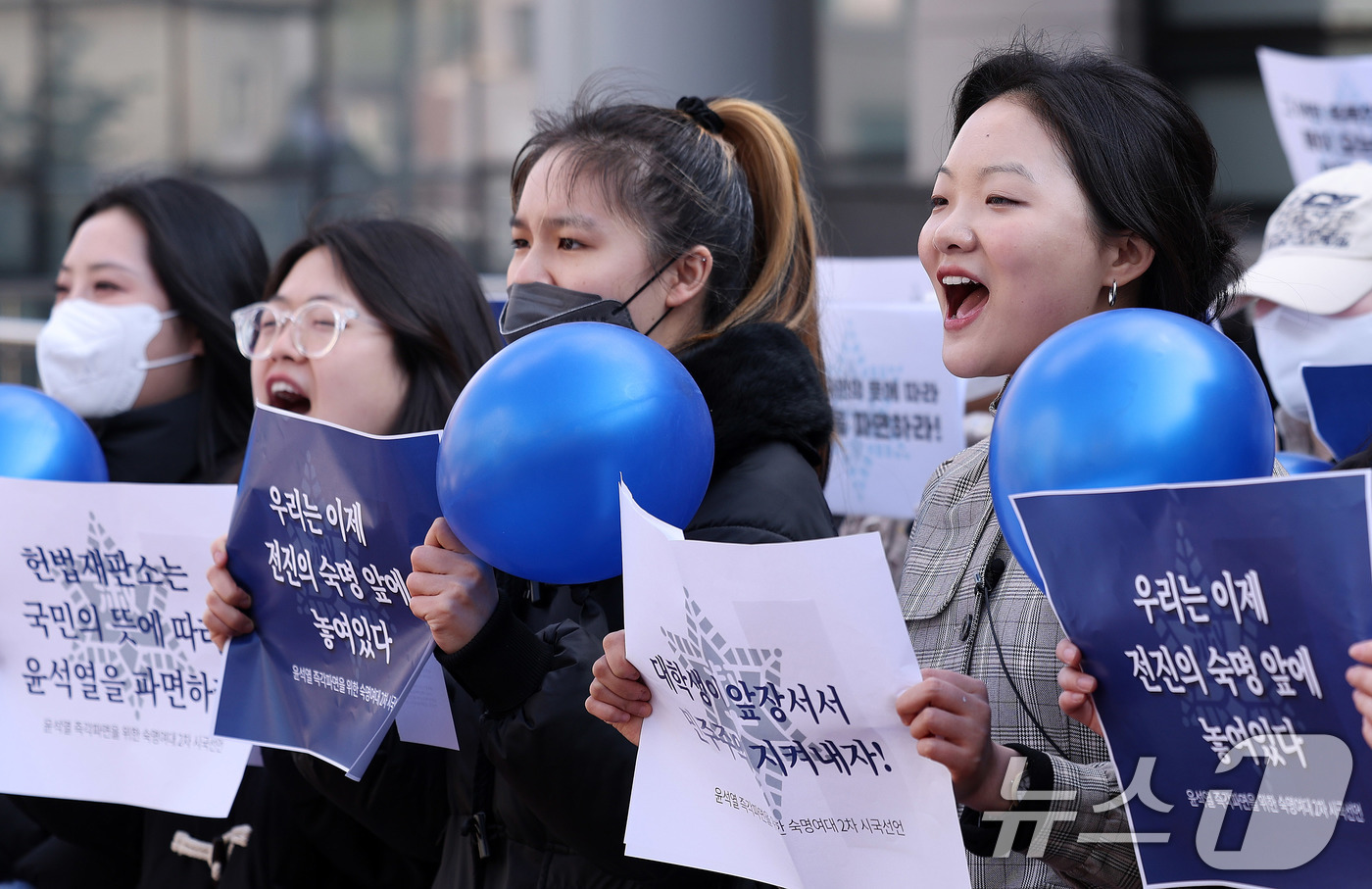 (서울=뉴스1) 박지혜 기자 = 6일 서울 용산구 숙명여자대학교 정문 앞에서 열린 윤석열 즉각 파면을 요구하는 숙명여대 1112인 2차 시국선언 기자회견에서 학생들이 구호를 외치고 …