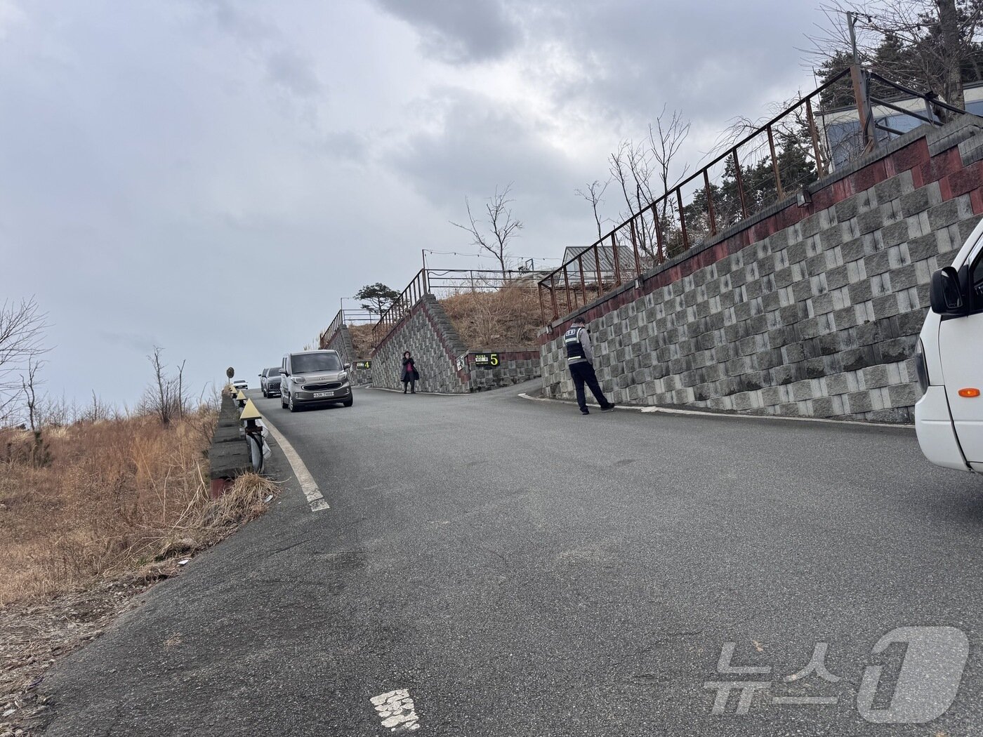 본문 이미지 - 6일 울산 울주 서생면 진하리 한 도로에서 운행 중이던 택시가 담벼락을 들이받는 단독 교통사고가 발생했다. 이 사고로 택시 운전자와 승객 등 총 3명이 숨지고, 1명이 크게 다치고 1명이 중상을 입었다. 현재 사고 택시는 견인된 상태로 사고 지점은 높은 경사로로 차량이 내리막길을 내려오다 사고가 난 것으로 추정하고 있다. 2025.3.6/뉴스1 ⓒ News1 김세은 기자