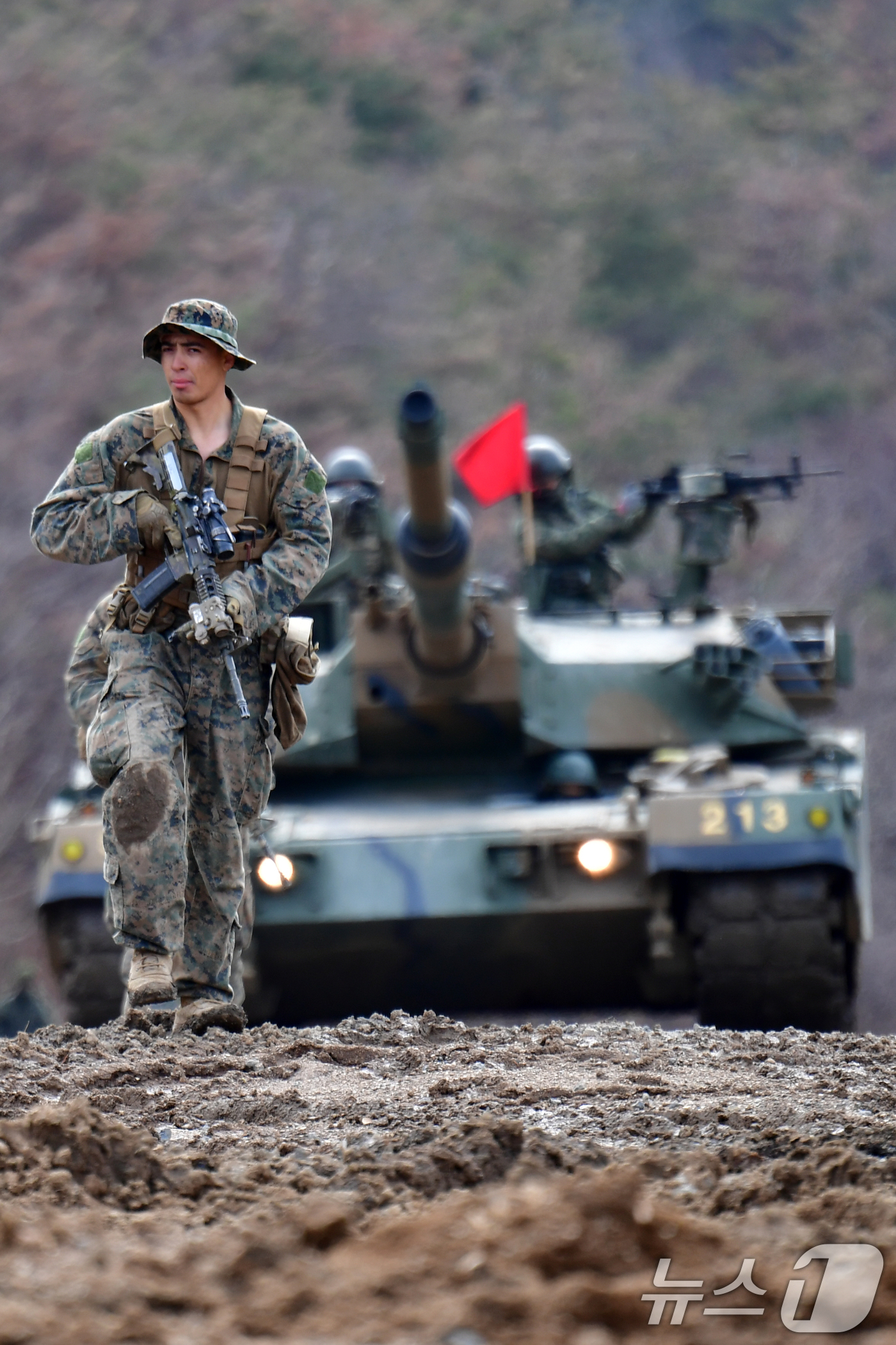 (포항=뉴스1) 최창호 기자 = 6일 해병대 1사단 전차대대와 미 해병대 4연대 정찰대대가 경북 포항시 남구 훈련장에서 KMEP 연합훈련을 하고 있다.이번 훈련은 KMEP 연합기계 …