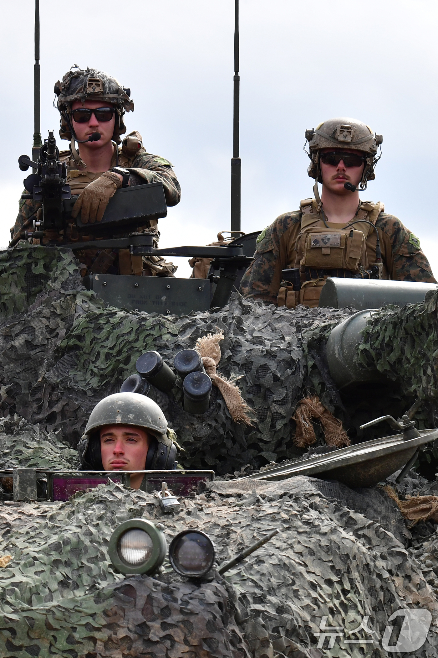 (포항=뉴스1) 최창호 기자 = 6일 해병대 1사단 전차대대와 미 해병대 4연대 정찰대대가 경북 포항시 남구 훈련장에서 KMEP 연합훈련을 하고 있다.이번 훈련은 KMEP 연합기계 …