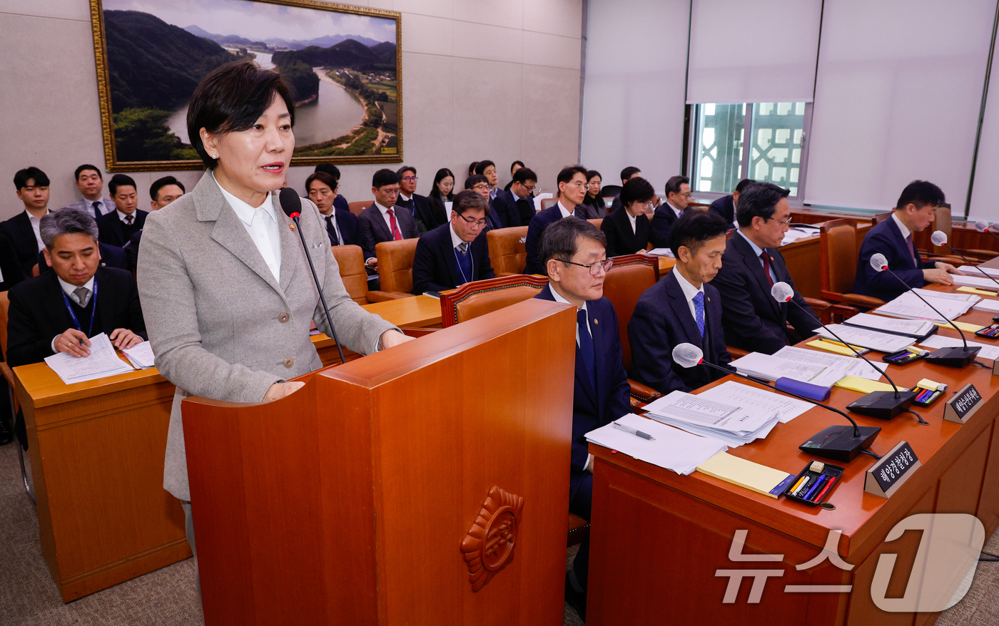 (서울=뉴스1) 안은나 기자 = 송미령 농림축산식품부 장관이 6일 오후 서울 여의도 국회에서 열린 제423회 국회(임시회) 제1차 농림축산식품해양수산위원회 전체회의에서 법안 통과에 …