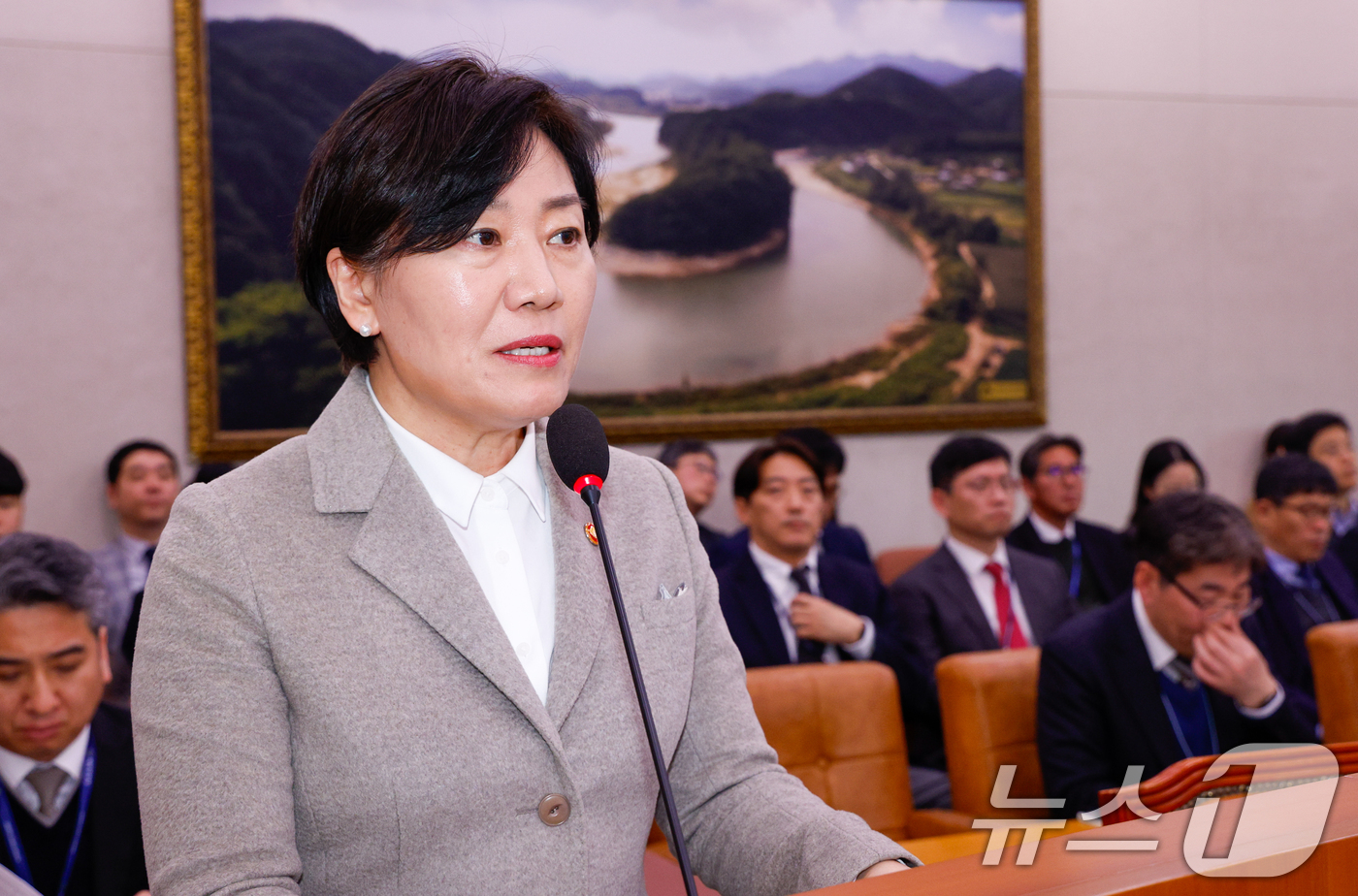 (서울=뉴스1) 안은나 기자 = 송미령 농림축산식품부 장관이 6일 오후 서울 여의도 국회에서 열린 제423회 국회(임시회) 제1차 농림축산식품해양수산위원회 전체회의에서 법안 통과에 …