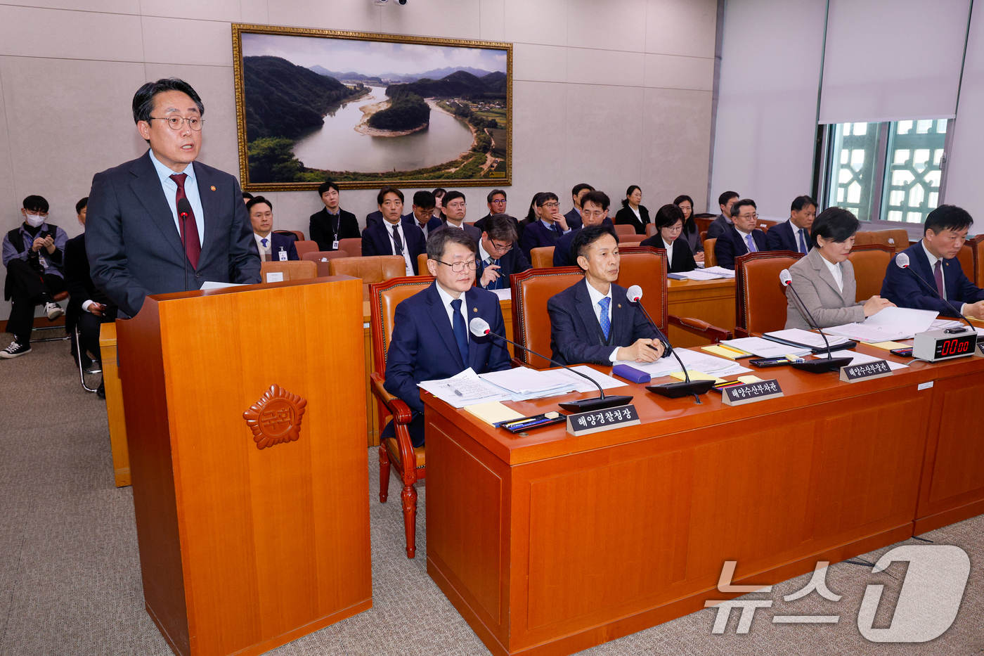 (서울=뉴스1) 안은나 기자 = 강도형 해양수산부 장관이 6일 오후 서울 여의도 국회에서 열린 제423회 국회(임시회) 제1차 농림축산식품해양수산위원회 전체회의에서 법안 통과에 따 …