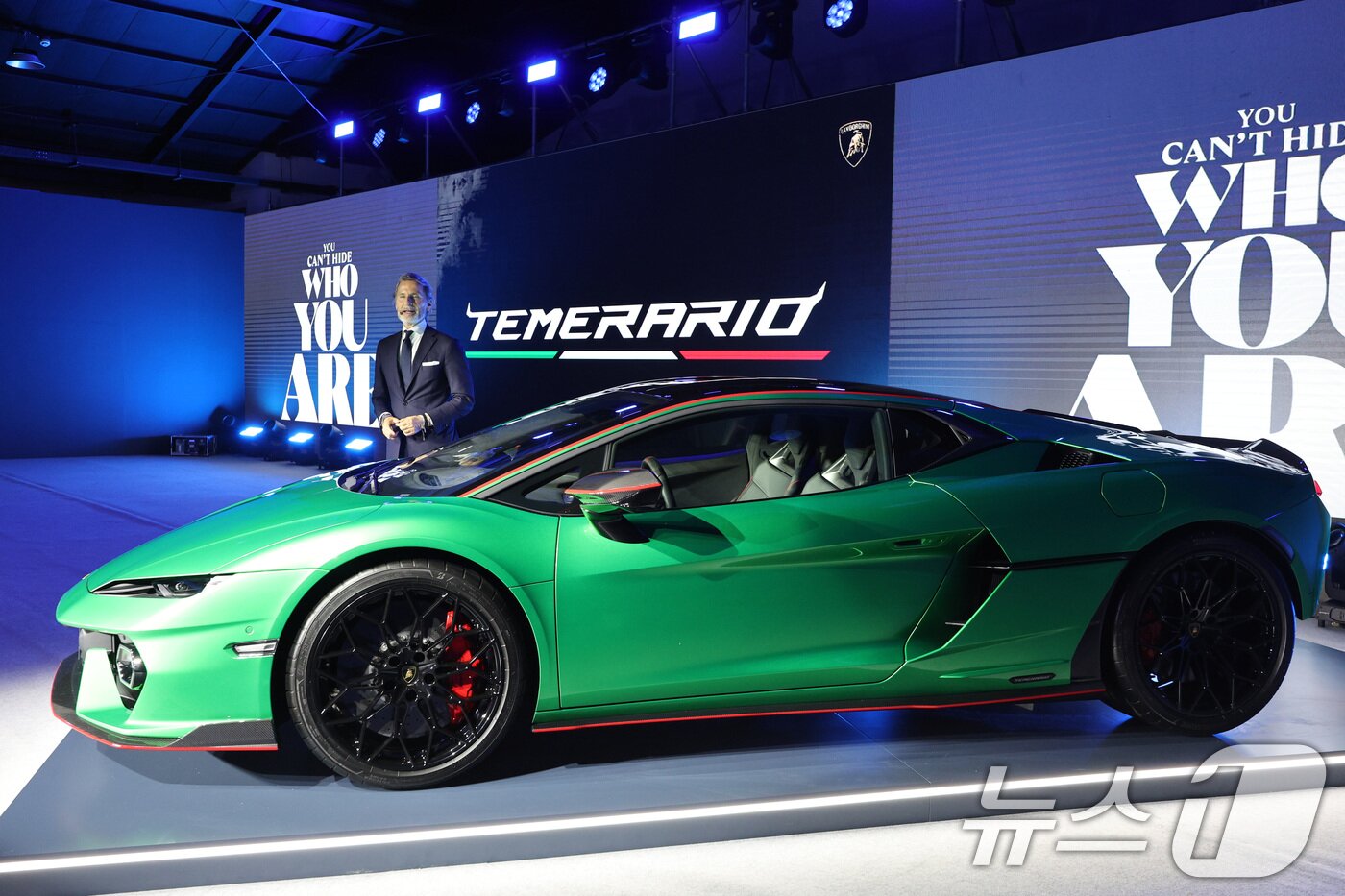 본문 이미지 - 스테판 윙켈만 람보르기니 총괄 CEO 회장이 6일 서울 광진구 파이팩토리스튜디오에서 람보르기니 새로운 플러그인하이브리드(PHEV) 차량 ‘테메라리오’를 공개하고 있다. 2025.3.6/뉴스1 ⓒ News1 신웅수 기자