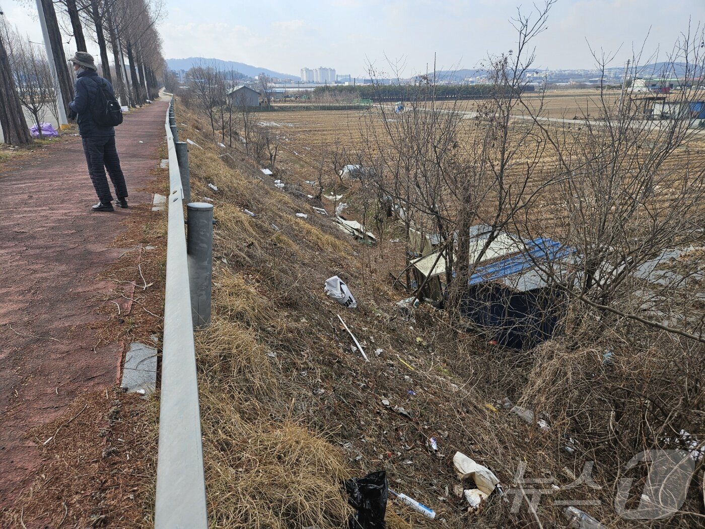본문 이미지 -  비탈길에 버려진 일반 쓰레기/뉴스1 이재규 기자