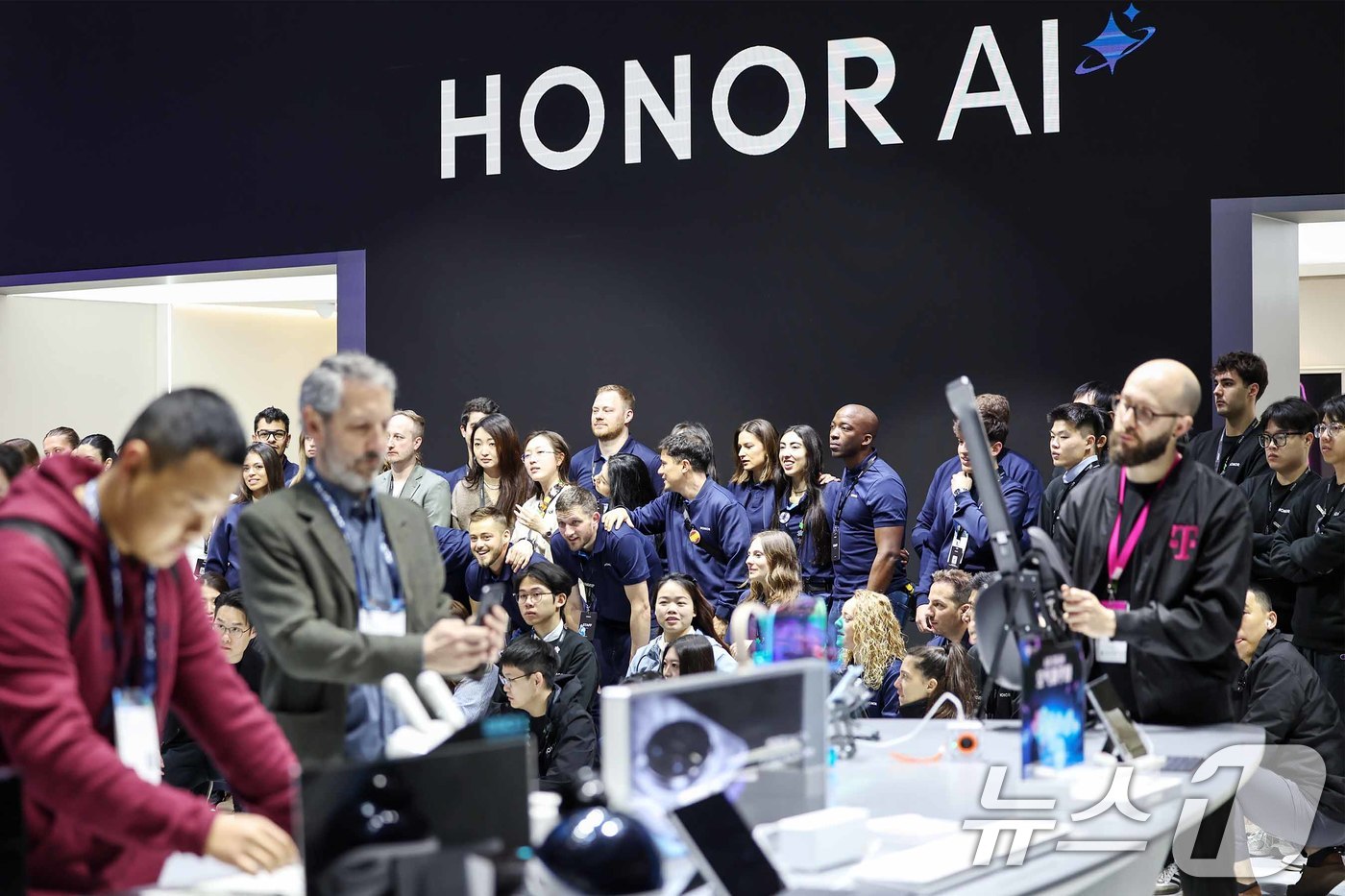 (바르셀로나(스페인)=뉴스1) 민경석 기자 = 6일(현지시간) 스페인 바르셀로나 피라 그란 비아 전시장에서 열린 '모바일 월드 콩그레스(MWC) 2025'에서 중국 스마트폰 제조 …