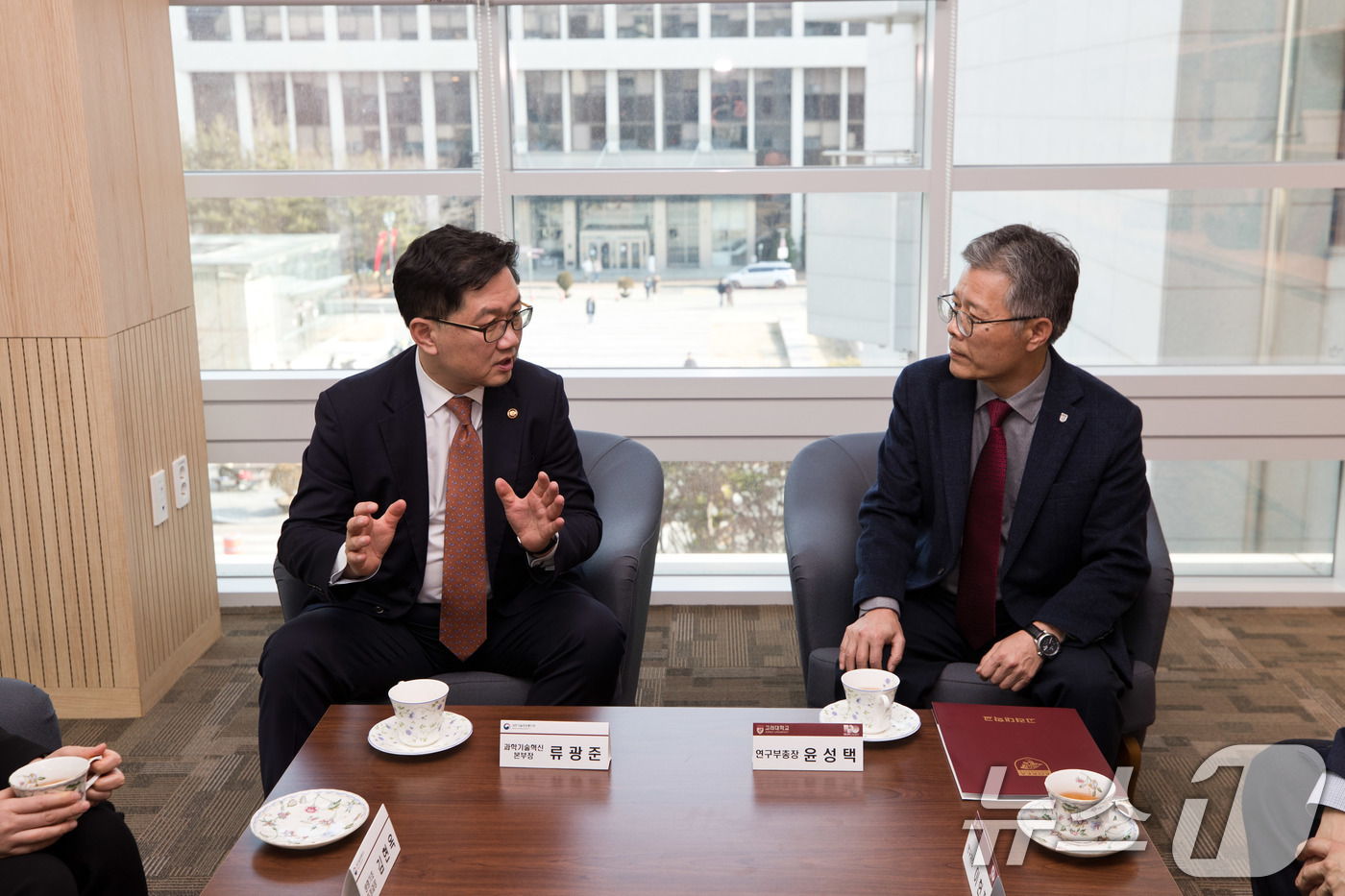 (서울=뉴스1) = 류광준 과학기술정보통신부 과학기술혁신본부장이 6일 서울 성북구 고려대학교에서 열린 '미래과학자 신진연구자 간담회'에 참석해 윤성택 고려대학교 연구부총장과 차담회 …