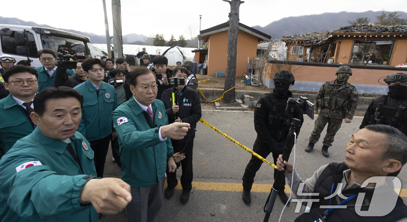 (포천=뉴스1) 이동해 기자 = 권영세 국민의힘 비상대책위원장이 6일 오후 경기 포천시 이동면 노곡리 포탄 오발 사고 현장을 찾아 피해 마을을 둘러보고 있다. (공동취재) 2025 …