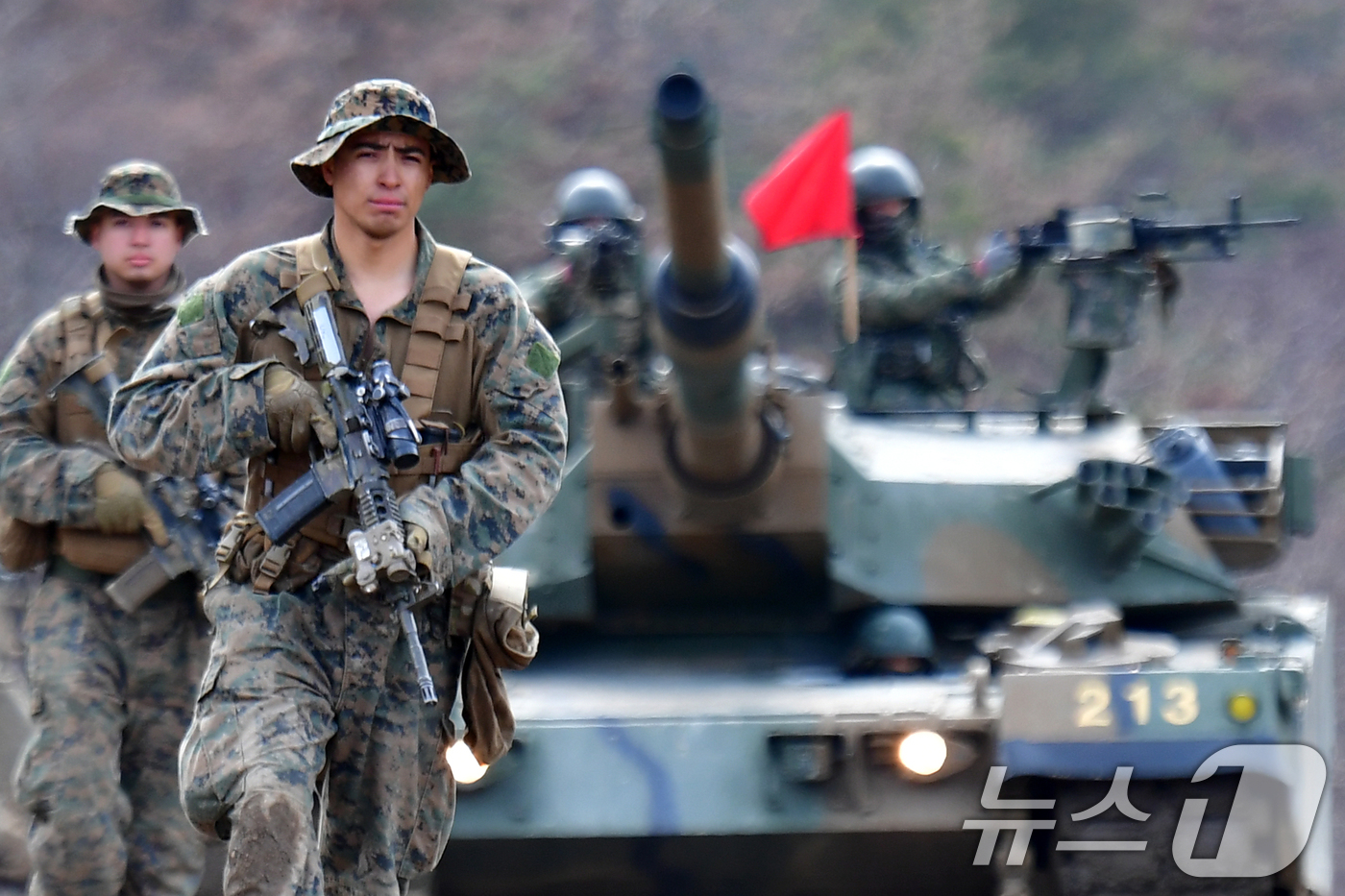 (포항=뉴스1) 최창호 기자 = 6일 해병대 1사단 전차대대와 미 해병대 4연대 정찰대대가 경북 포항시 남구 훈련장에서 KMEP 연합훈련을 하고 있다.이번 훈련은 KMEP 연합기계 …
