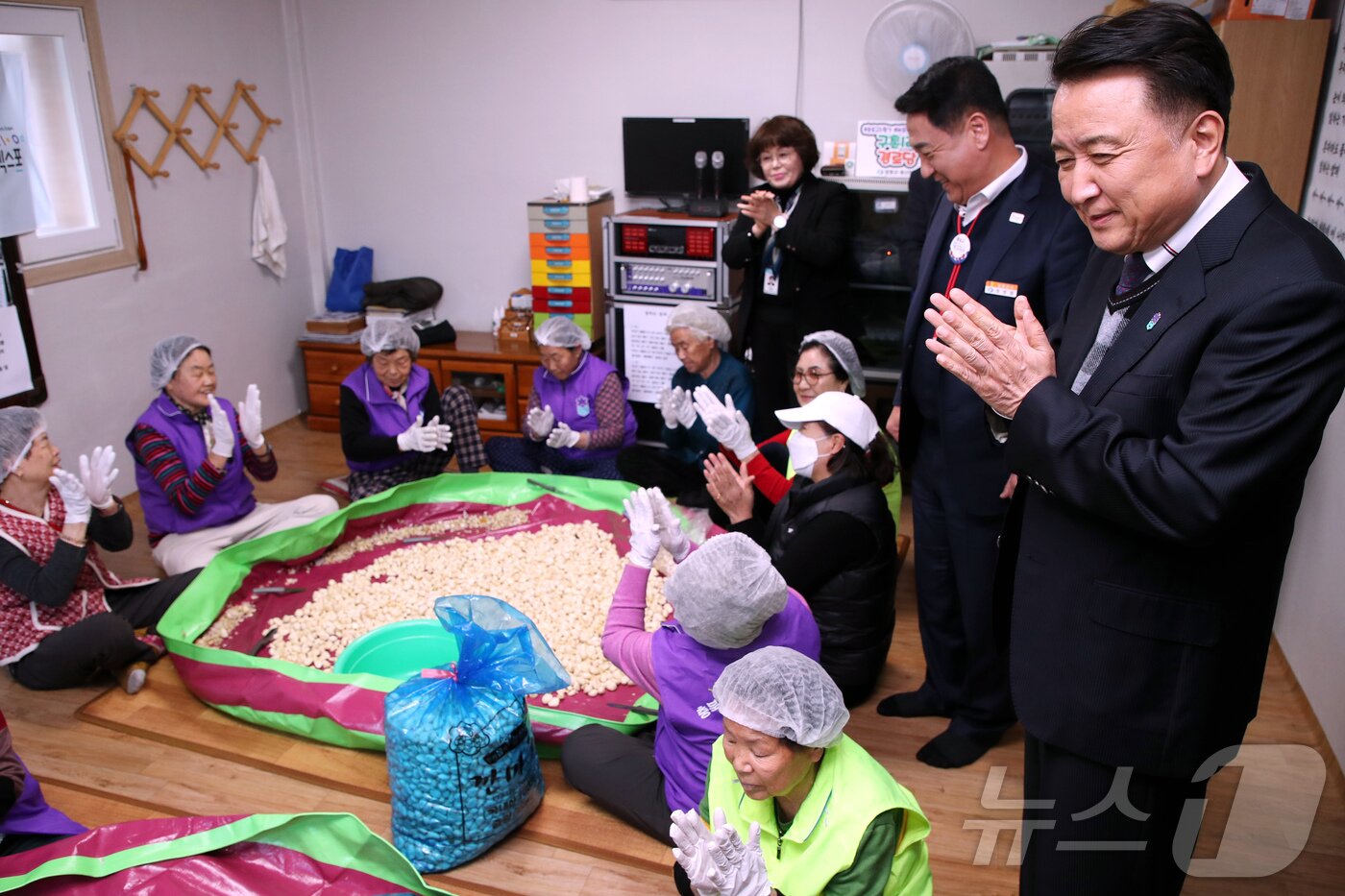 본문 이미지 - 6일 김영환 충북지사가 영동군 용산면 소재 일하는 밥퍼 사업장을 찾아 어르신들을 격려하고 있다. (충북도 제공. 재판매 및 DB금지)