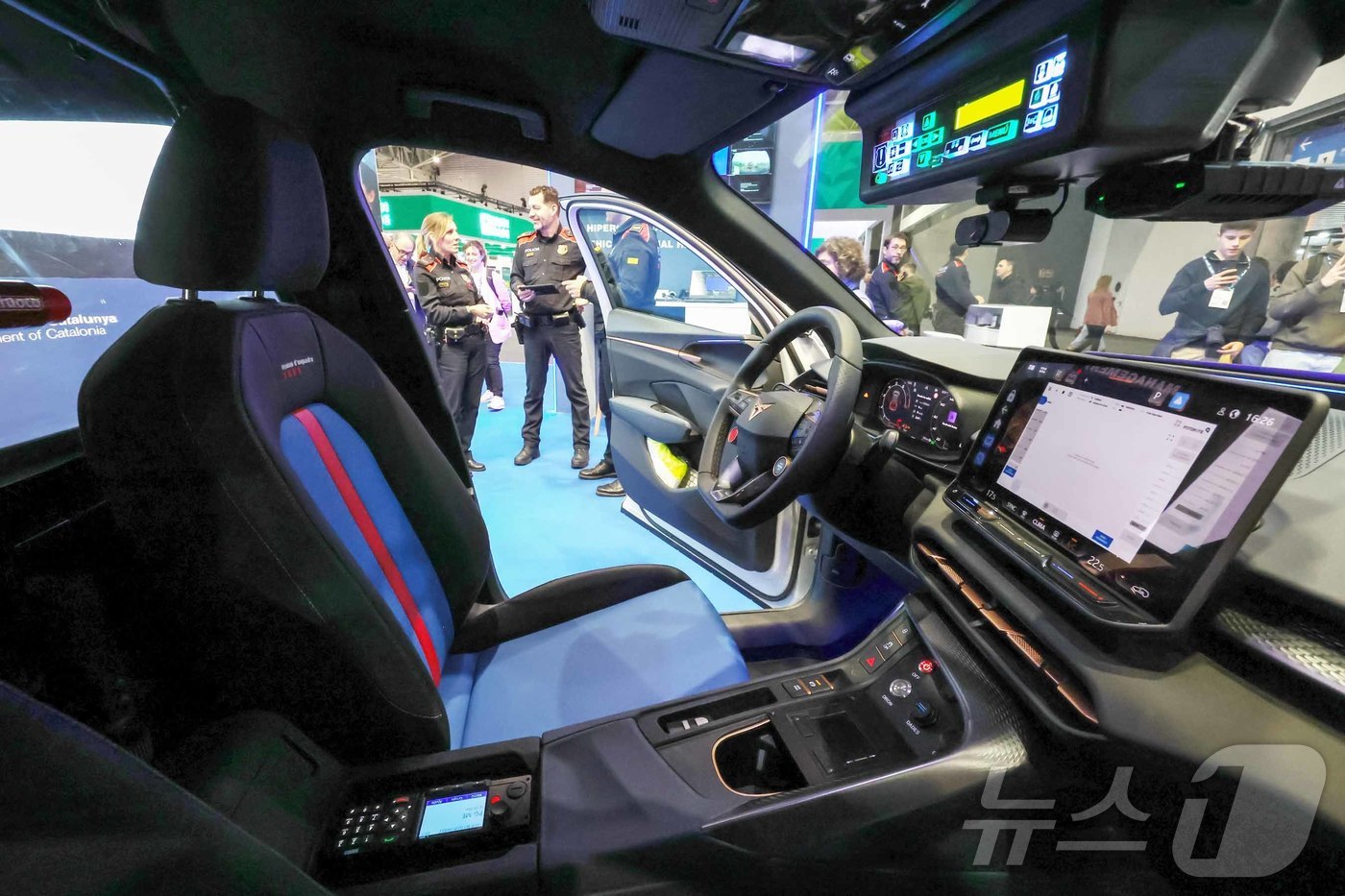 (바르셀로나(스페인)=뉴스1) 민경석 기자 = 6일(현지시간) 스페인 바르셀로나 피라 그란 비아 전시장에서 열린 '모바일 월드 콩그레스(MWC) 2025'에 마련된 카탈루냐 경찰 …
