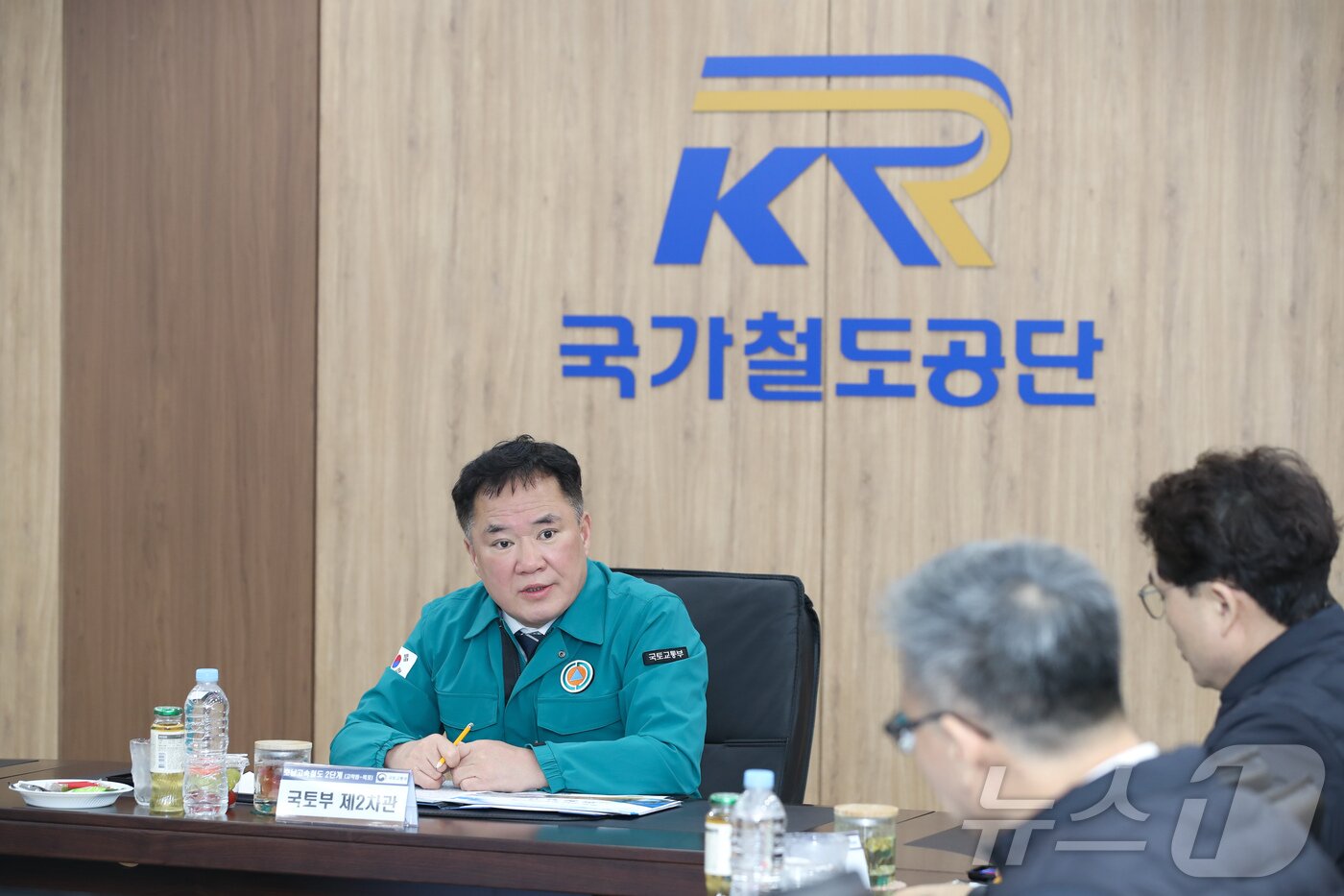본문 이미지 - 국토교통부 백원국 제2차관이 6일 호남고속철도 2단계 건설 현장을 방문해 안전관리 상황을 점검했다.(국토교통부 제공)