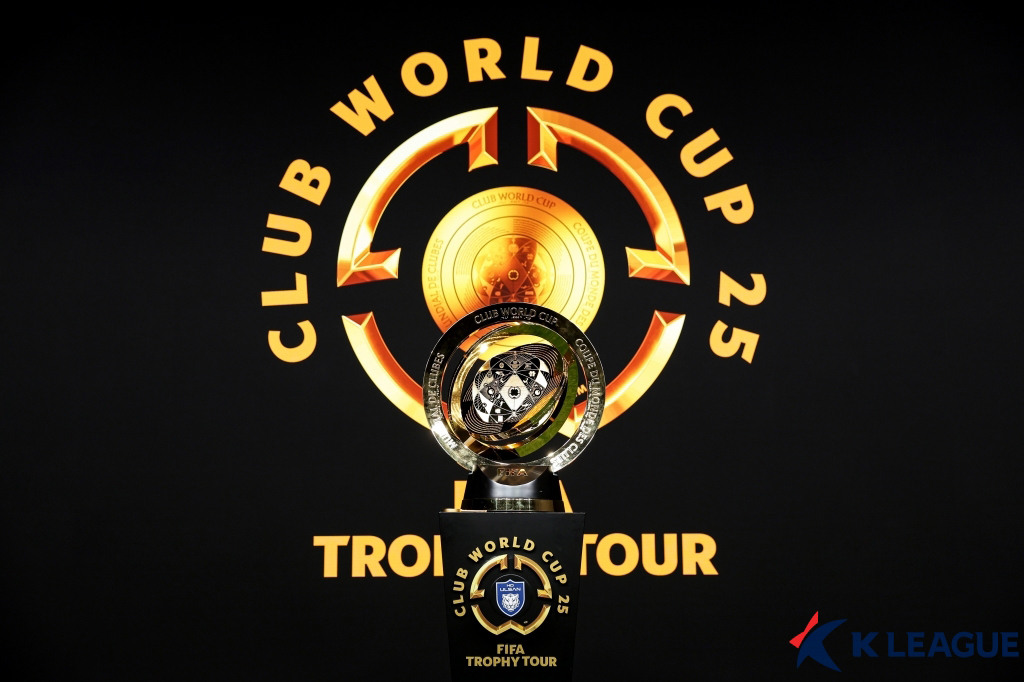 (서울=뉴스1) 김진환 기자 = 6일 경기도 성남 네이버 1784 사옥에서 열린 국제축구연맹(FIFA) 2025 클럽 월드컵 트로피 제막식에서 트로피가 공개되고 있다. (한국프로축 …