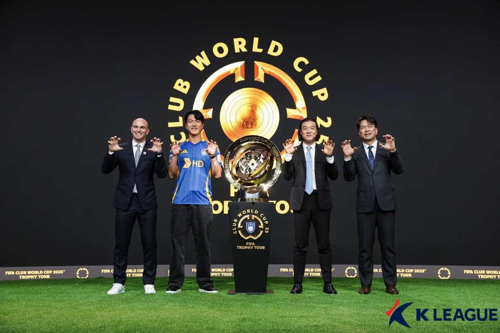 (서울=뉴스1) 김진환 기자 = 6일 경기도 성남 네이버 1784 사옥에서 열린 국제축구연맹(FIFA) 2025 클럽 월드컵 트로피 제막식에서 아르헨티나 레전드 에스테반 캄비아소( …