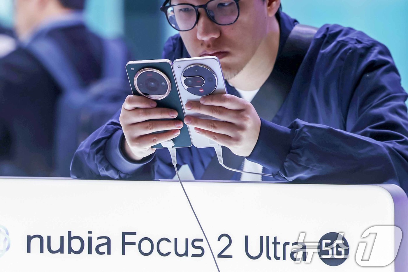 (바르셀로나(스페인)=뉴스1) 민경석 기자 = 6일(현지시간) 스페인 바르셀로나 피라 그란 비아 전시장에서 열린 '모바일 월드 콩그레스(MWC) 2025'를 찾은 관람객들이 ZTE …