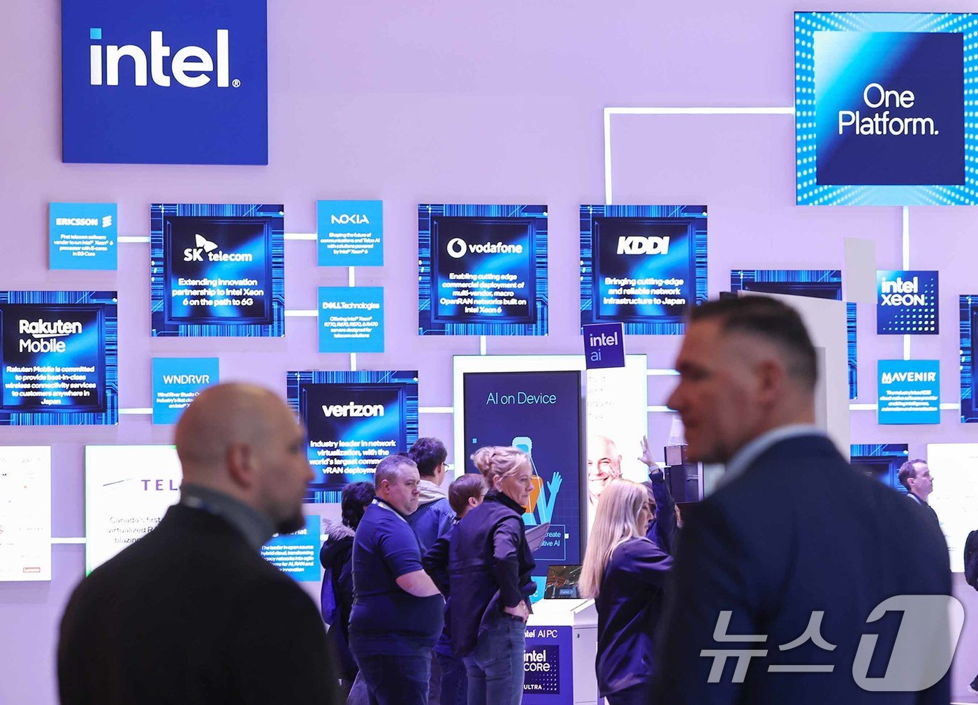 (바르셀로나(스페인)=뉴스1) 민경석 기자 = 6일(현지시간) 스페인 바르셀로나 피라 그란 비아 전시장에서 열린 '모바일 월드 콩그레스(MWC) 2025'를 찾은 관람객들이 인텔 …