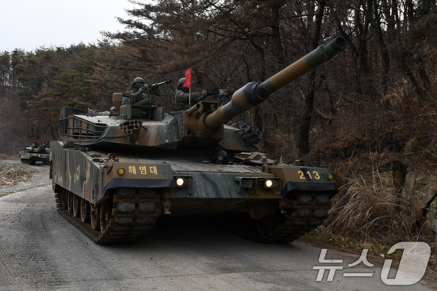 (포항=뉴스1) 최창호 기자 = 6일 해병대 1사단 전차대대와 미 해병대 4연대 정찰대대가 경북 포항시 남구 훈련장에서 KMEP 연합훈련을 실시한 가운데 K-1 전차가 산악 지역 …