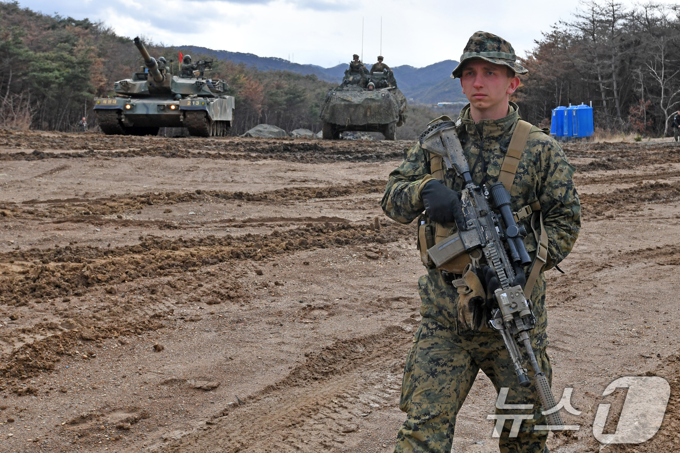 (포항=뉴스1) 최창호 기자 = 6일 해병대 1사단 전차대대와 미 해병대 4연대 정찰대대가 경북 포항시 남구 훈련장에서 KMEP 연합훈련을 실시한 가운데 미 해병 정찰대원이 사주 …