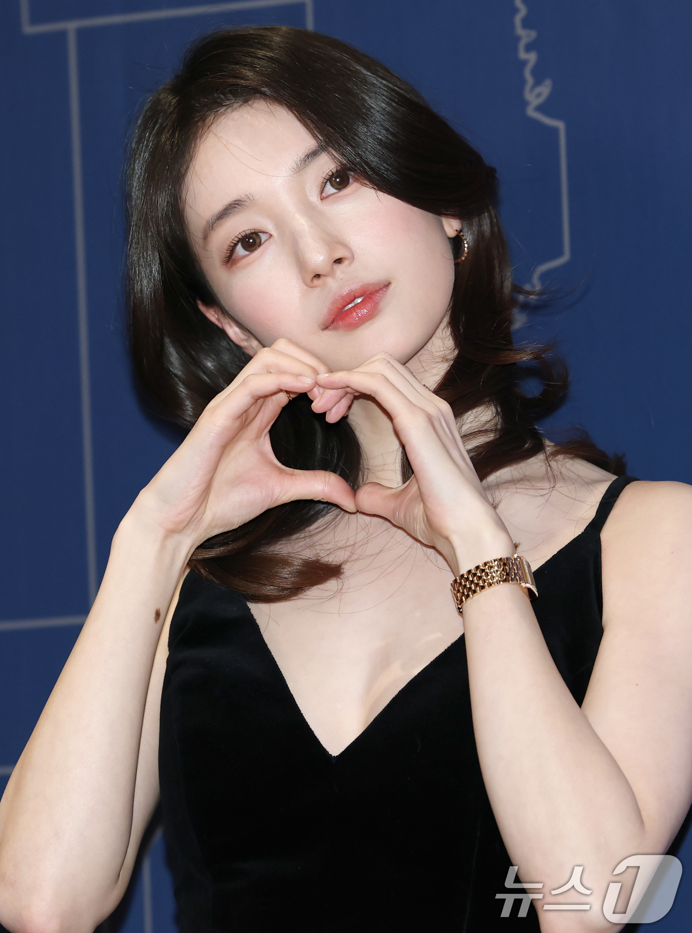 (서울=뉴스1) 권현진 기자 = 배우 수지가 6일 서울 용산구 그랜드 하얏트 서울에서 열린 스위스 시계 브랜드 ‘론진’(LONGINES) 포토콜에 참석해 포즈를 취하고 있다. 20 …