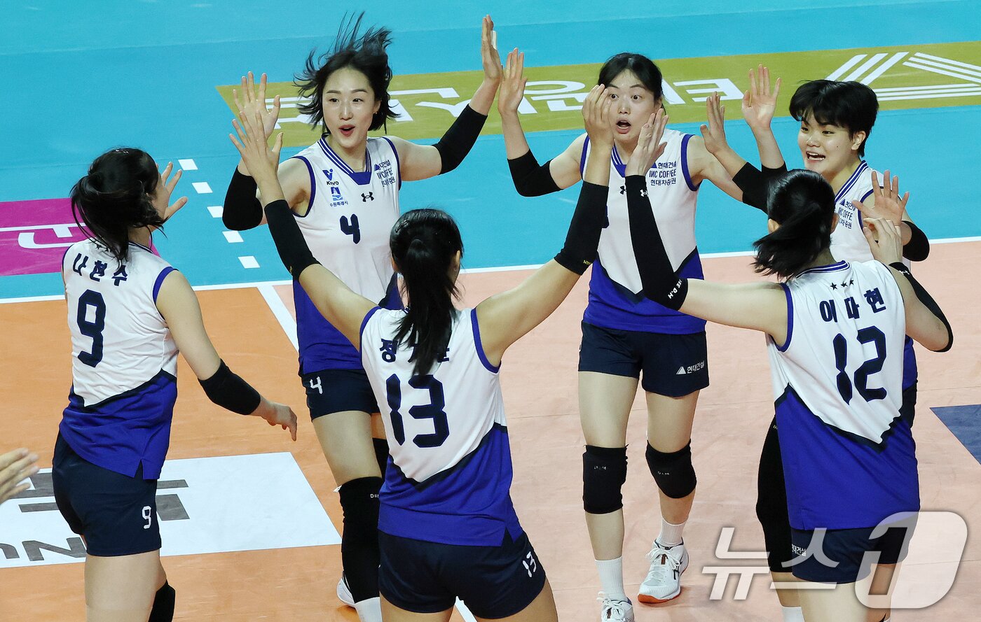 본문 이미지 - 6일 인천 삼산월드체육관에서 열린 여자배구 &#39;도드람 2024-2025 V리그&#39; 흥국생명과 현대건설의 경기에서 황연주를 비롯한 현대건설 선수들이 득점 후 환호하고 있다. 2025.3.6/뉴스1 ⓒ News1 박세연 기자