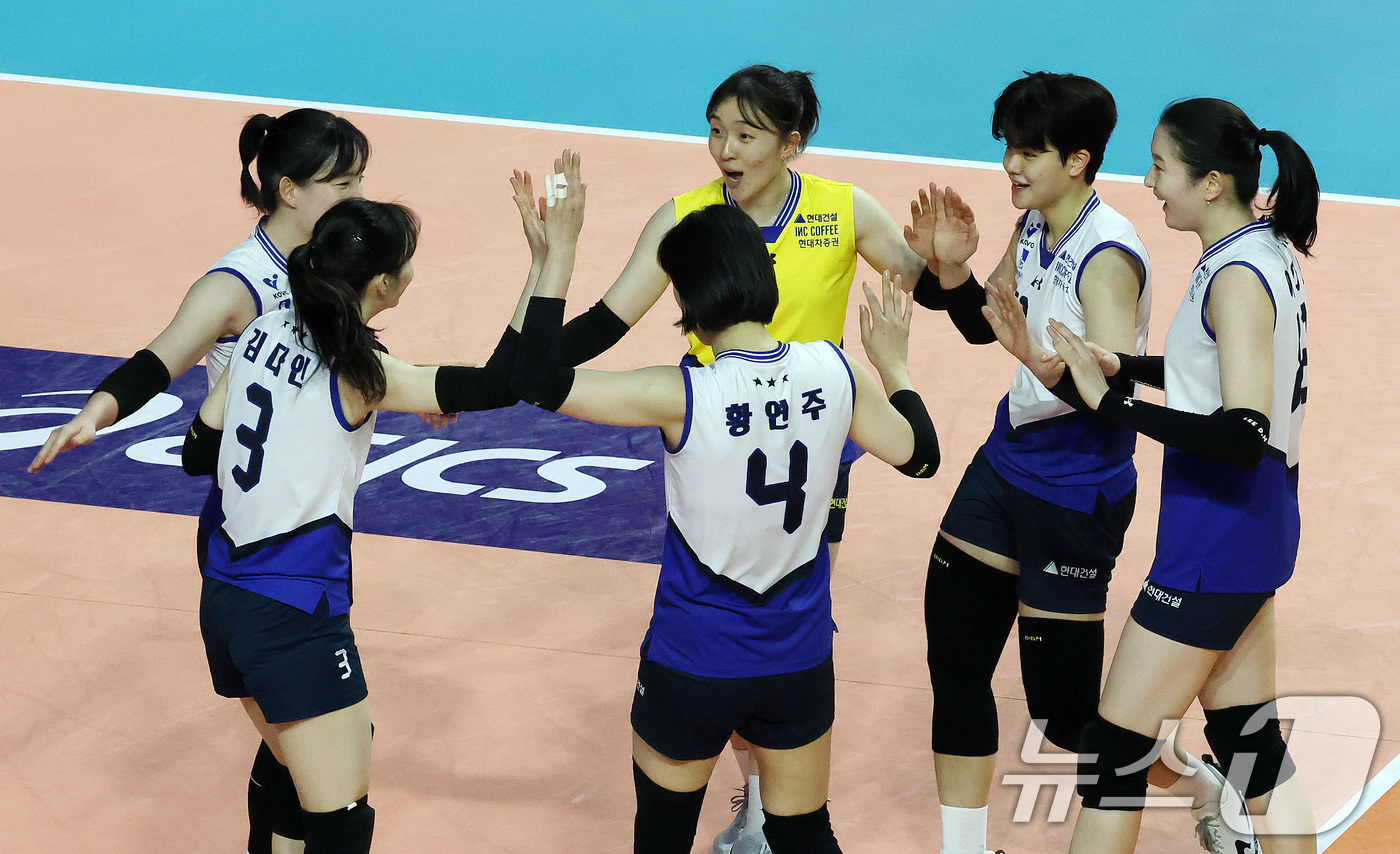(인천=뉴스1) 박세연 기자 = 6일 인천 삼산월드체육관에서 열린 여자배구 '도드람 2024-2025 V리그' 흥국생명과 현대건설의 경기에서 세트스코어 3대1로 승리한 현대건설 선 …