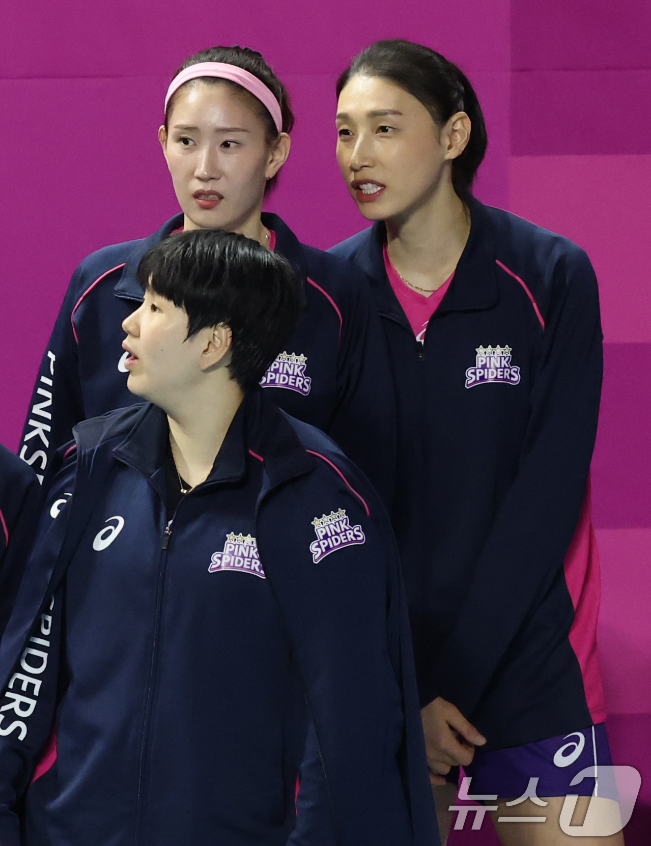 (인천=뉴스1) 박세연 기자 = 6일 인천 삼산월드체육관에서 열린 여자배구 '도드람 2024-2025 V리그' 흥국생명과 현대건설의 경기에서 흥국생명 김연경과 김수지가 대화를 나누 …