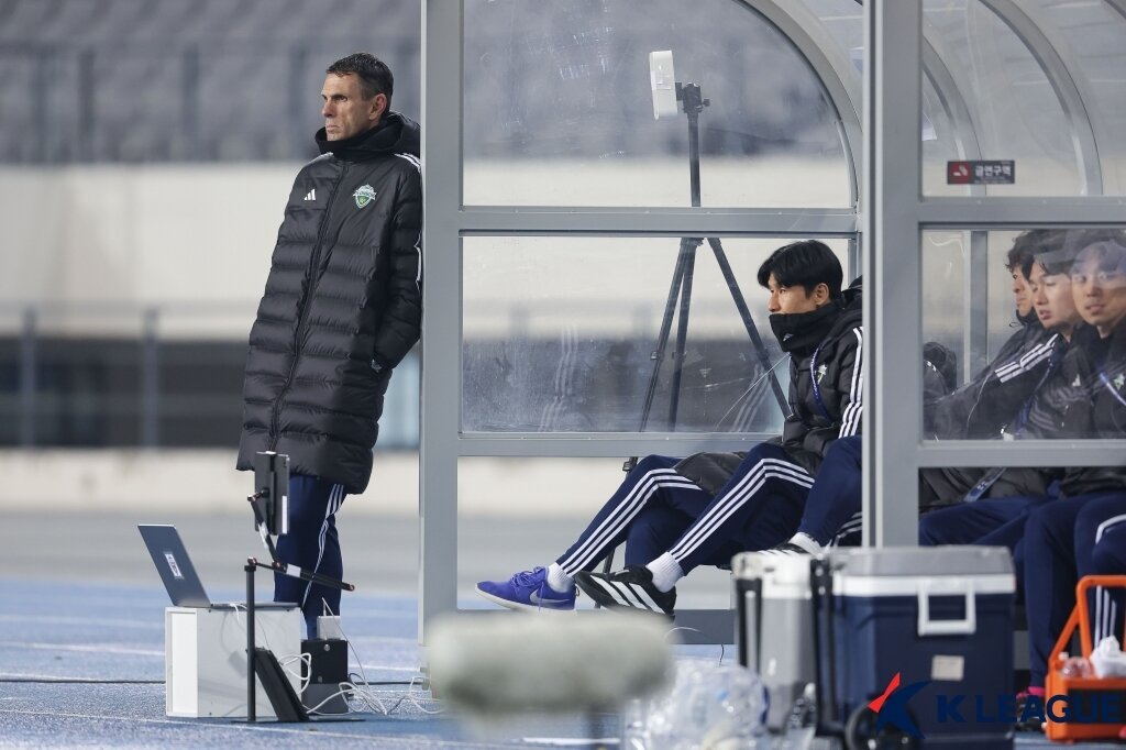 본문 이미지 - 전북 현대가 6일 열린 2024-25 AFC 챔피언스리그2 8강 1차전에서 시드니FC에 0-2로 졌다. 사진은 거스 포옛 전북 감독(왼쪽). (한국프로축구연맹 제공)