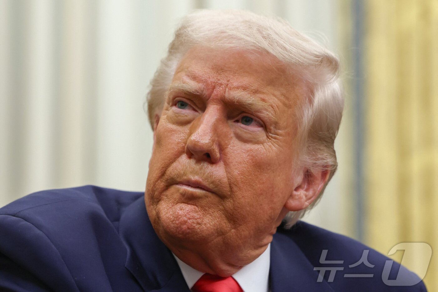 본문 이미지 - 도널드 트럼프 미국 대통령이 6일&#40;현지시간&#41; 미국 워싱턴DC 백악관 집무실에서 기자 질문을 듣고 있다. ⓒ 로이터=뉴스1 ⓒ News1 류정민 특파원