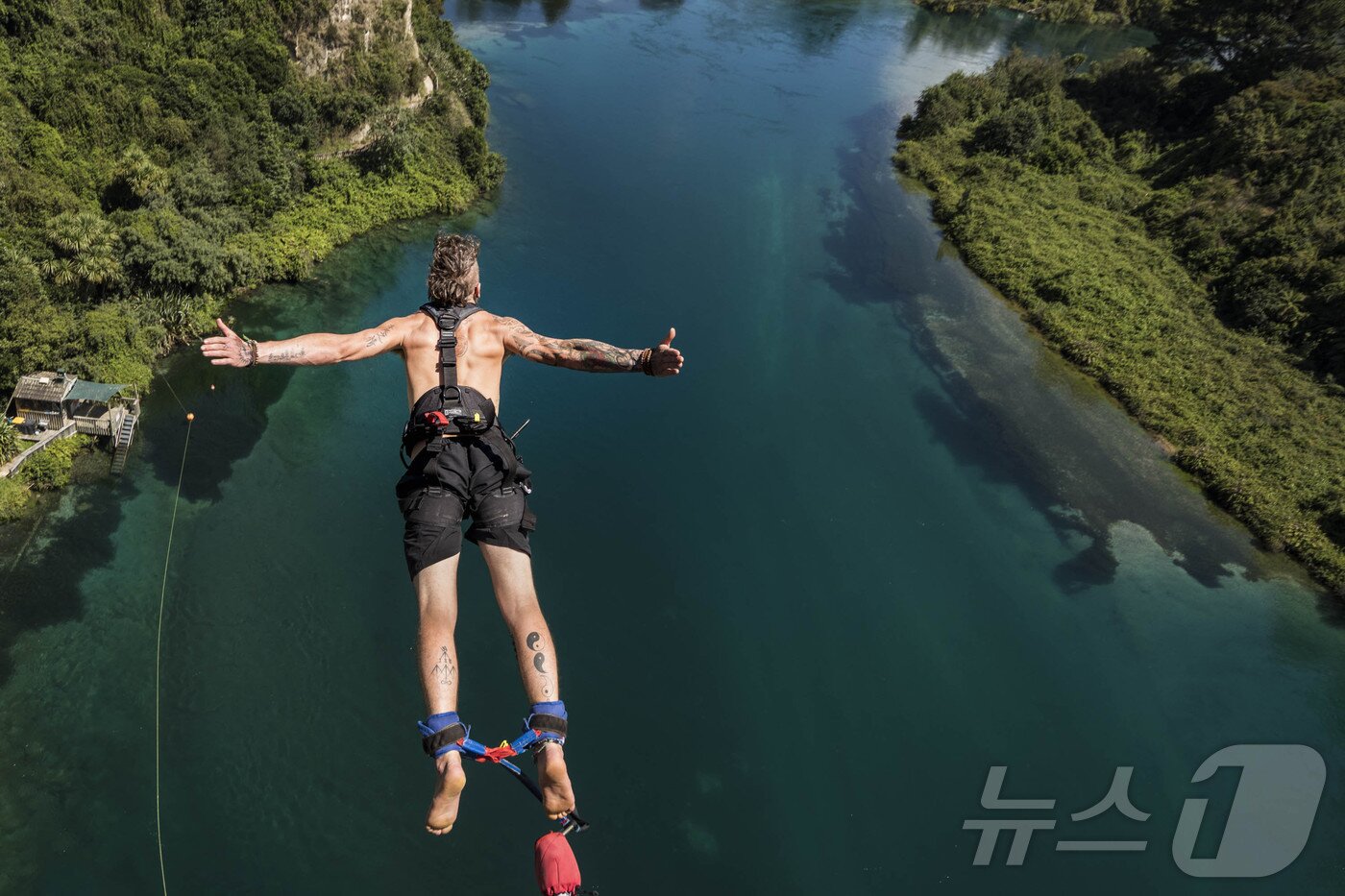본문 이미지 - 와이카토강을 향해 떨어지는 타우포 번지&#40;뉴질랜드관광청 제공&#41;