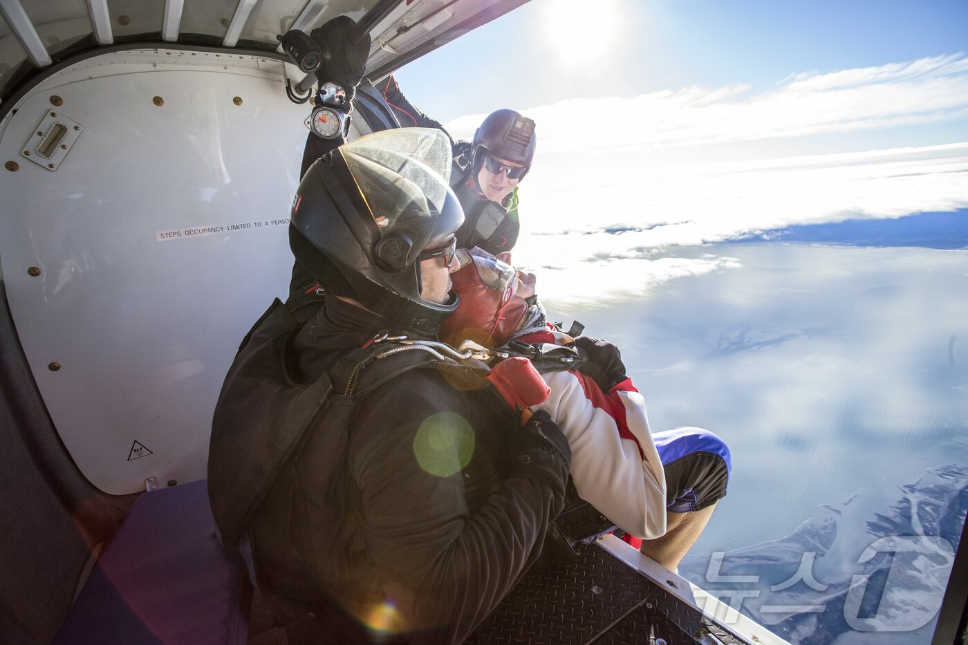 본문 이미지 - 태즈먼 빙하를 배경 삼아 뛰어내리는 스카이다이빙&#40;뉴질랜드관광청 제공&#41;