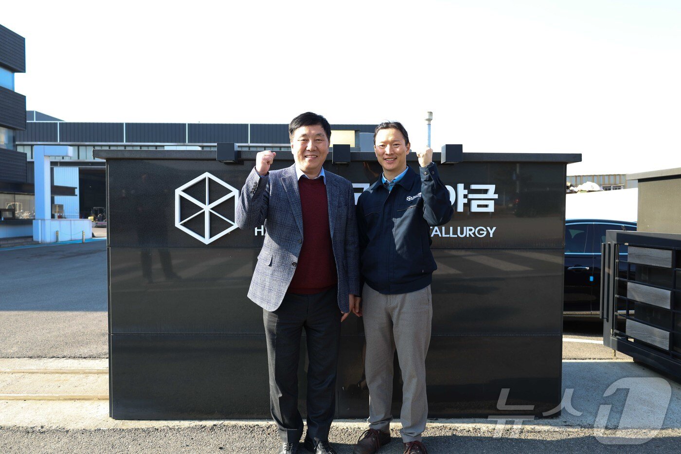 본문 이미지 - 김영신 중소기업기술정보진흥원 원장이 HVM을 찾아 소통 간담회를 가졌다 (TIPA 제공)