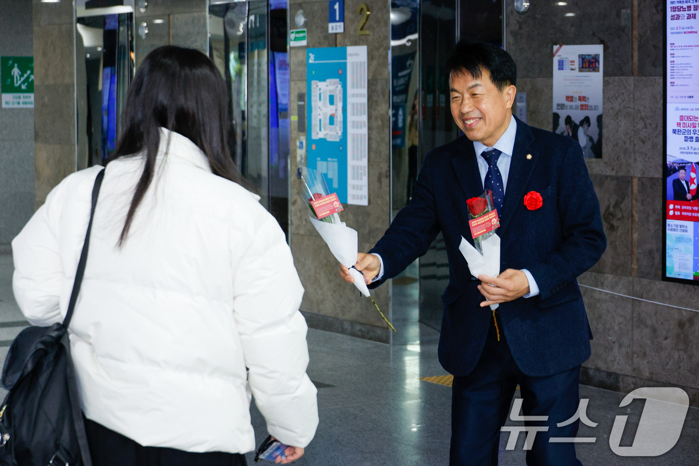 (서울=뉴스1) 안은나 기자 = 윤종오 진보당 원내대표가 3·8 세계 여성의 날을 하루 앞둔 7일 오전 서울 여의도 국회 의원회관에서 여성 직원들에게 장미꽃을 전달하고 있다. 20 …