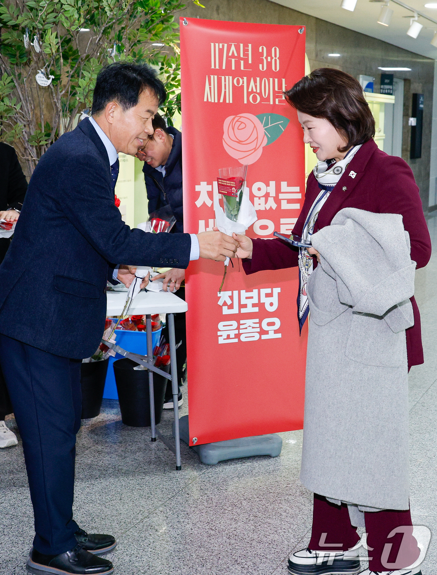 (서울=뉴스1) 안은나 기자 = 윤종오 진보당 원내대표가 3·8 세계 여성의 날을 하루 앞둔 7일 오전 서울 여의도 국회 의원회관에서 이수진 더불어민주당 의원에게 장미꽃을 전달하고 …