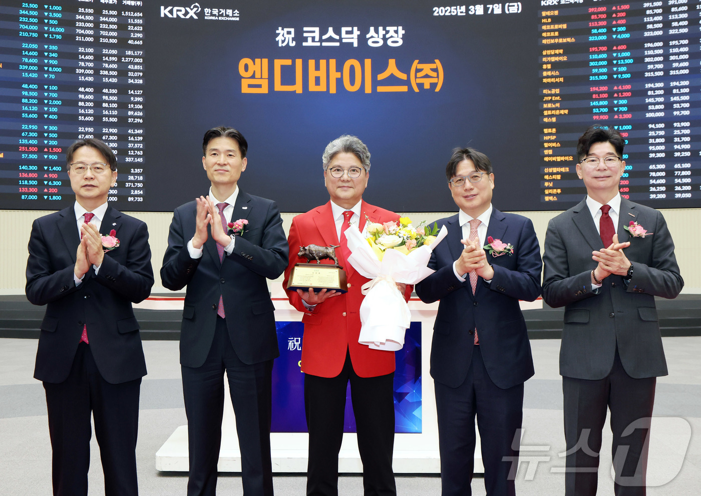 (서울=뉴스1) = 7일 서울 영등포구 한국거래소에서 열린 엠디바이스의 코스닥 상장 기념식에서 김대영 한국IR협의회 부회장(왼쪽부터), 민경욱 한국거래소 코스닥시장본부장, 조호경 …