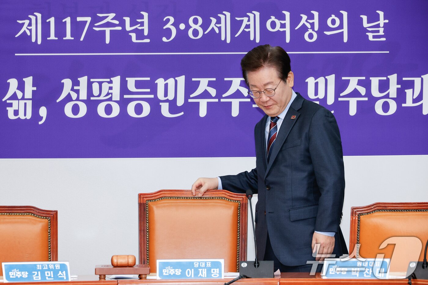 본문 이미지 - 이재명 더불어민주당 대표가 7일 오전 서울 여의도 국회에서 열린 최고위원회의에 입장하고 있다. 2025.3.7/뉴스1 ⓒ News1 안은나 기자