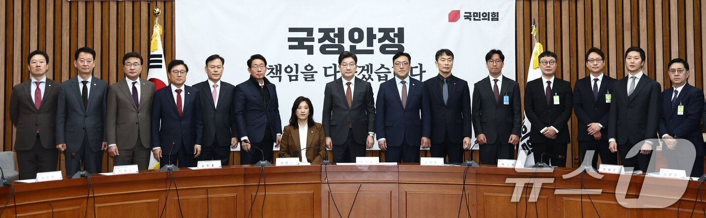 본문 이미지 - 권성동 국민의힘 원내대표가 7일 오전 서울 여의도 국회에서 열린 &#39;가상자산시장의 건전한 발전을 위한 정책과제&#39; 민당정 간담회에서 김병환 금융위원장, 이복현 금감원장 등 참석자들과 기념촬영을 하고 있다. 2025.3.7/뉴스1 ⓒ News1 김민지 기자