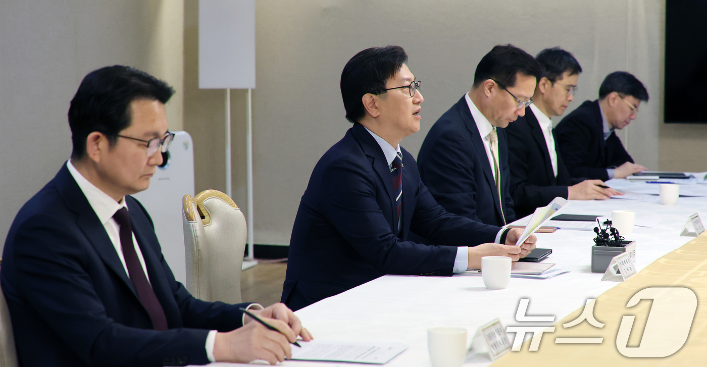 (서울=뉴스1) 임세영 기자 = 김범석 기획재정부 1차관이 7일 오전 서울 종로구 정부서울청사에서 열린 경제관계차관회의 겸 물가관계차관의 겸 민생경제점검 TF에서 발언을 하고 있다 …