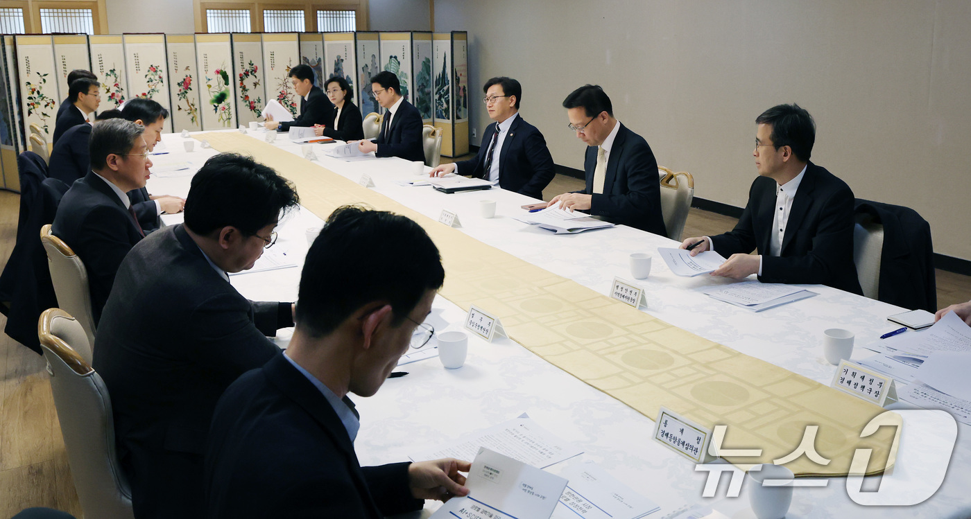 (서울=뉴스1) 임세영 기자 = 김범석 기획재정부 1차관이 7일 오전 서울 종로구 정부서울청사에서 열린 경제관계차관회의 겸 물가관계차관의 겸 민생경제점검 TF에서 발언을 하고 있다 …